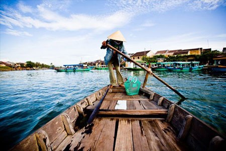 Người phụ nữ chèo thuyền trên sông Thu Bồn, Hội An.